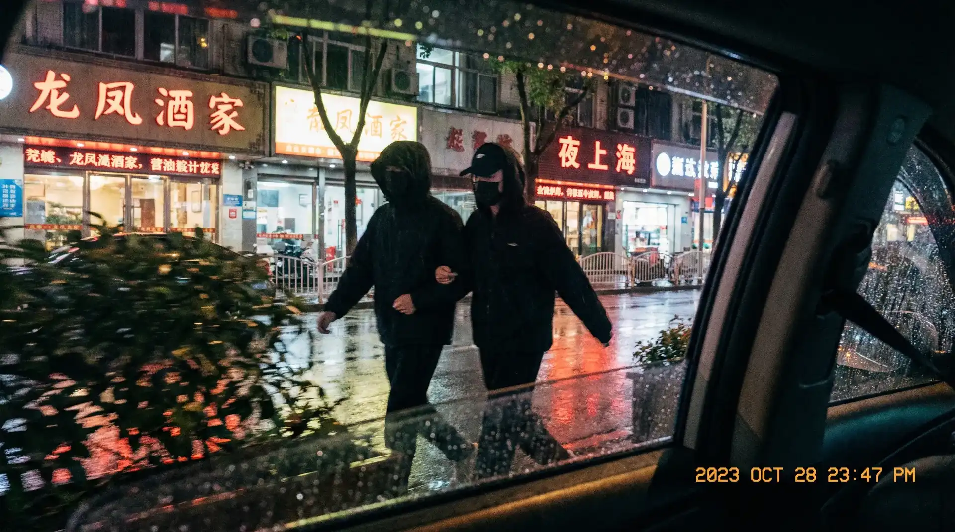 妈妈的朋友2在完整有限中字木瓜翻译 - 顶流明星深夜密会现场抓拍照片